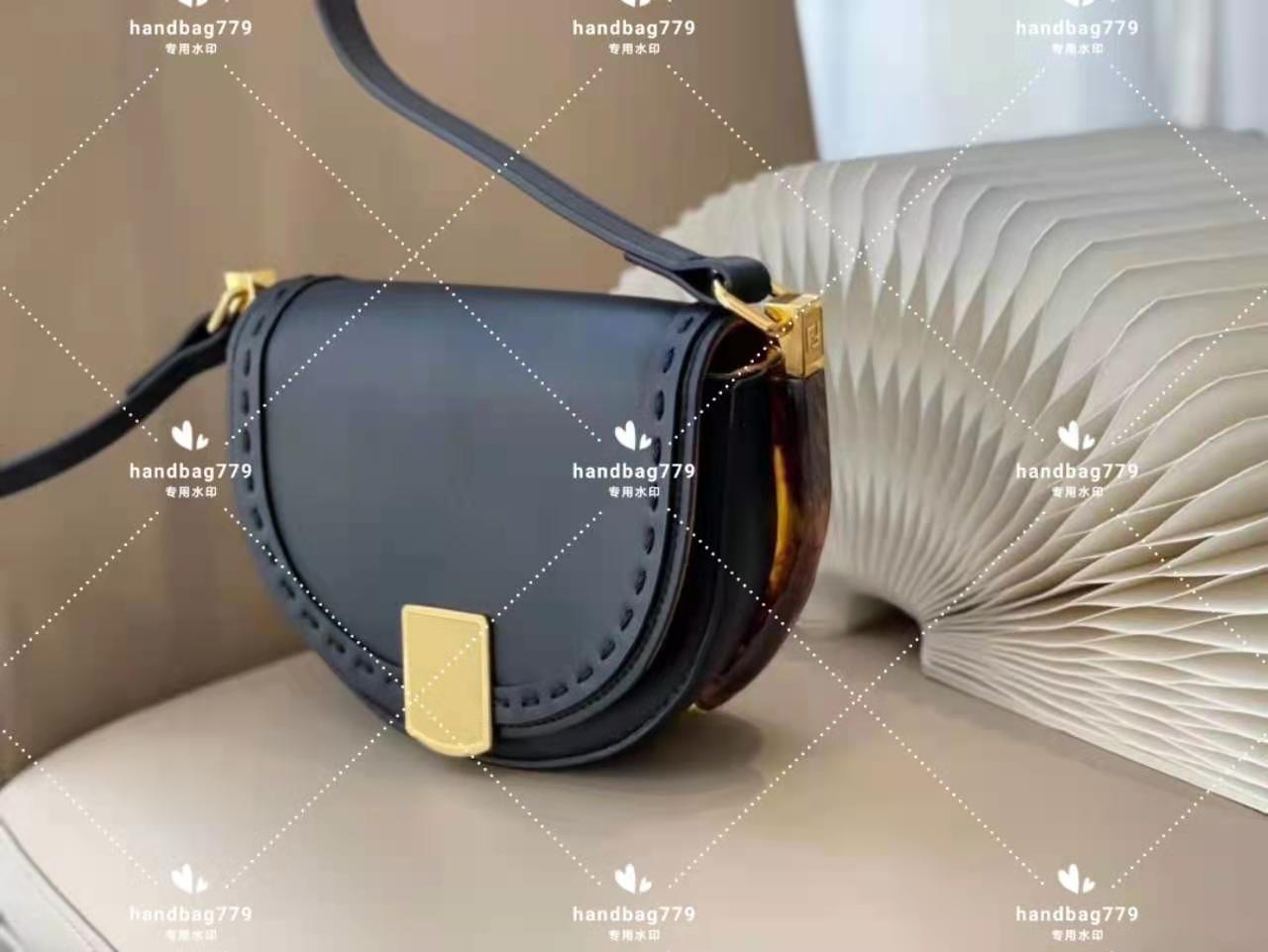 Fashion women Cosmetic Bags Semi circular French makeup Cover One shoulder aslant Leather Candy Cortical chain Saddle bag
Fashion women Cosmetic Bags Semi circular French makeup Cover One shoulder aslant Leather Candy Cortical chain Saddle bag