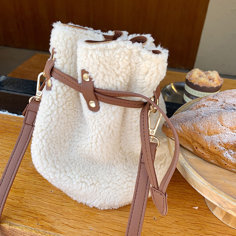 Korea Stlye Winter new soft wool women handbag mini cute women Drawstring Bucket bag plush Female Messenger bags bolsa feminine, Beige
Korea Stlye Winter new soft wool women handbag mini cute women Drawstring Bucket bag plush Female Messenger bags bolsa feminine, Beige