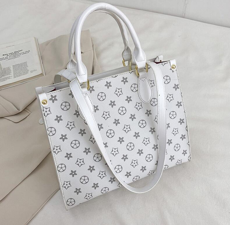 1101 Women Luxurys Designers Bags Crossbody High Quality Handbags Womens Purses Shoulder Shopping Totes Bag
1101 Women Luxurys Designers Bags Crossbody High Quality Handbags Womens Purses Shoulder Shopping Totes Bag