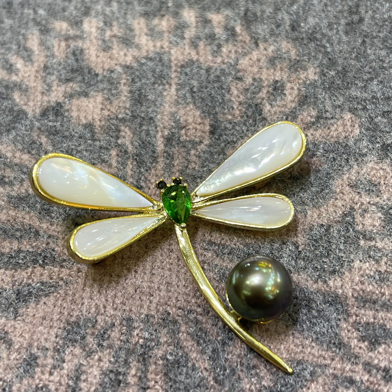 Natural Daxi black pearl brooch high-grade women's luxury corsage summer accessories
Natural Daxi black pearl brooch high-grade women's luxury corsage summer accessories