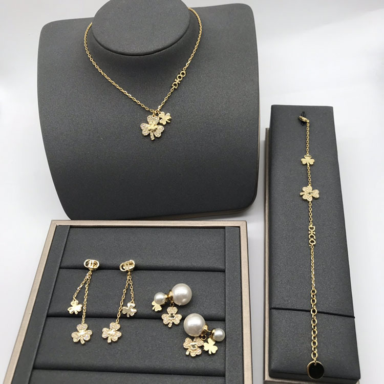d Classic Cd Letter Full Diamond Bracelet Necklace Women's Net Red Simple Pearl Earrings Sets3h1
d Classic Cd Letter Full Diamond Bracelet Necklace Women's Net Red Simple Pearl Earrings Sets3h1