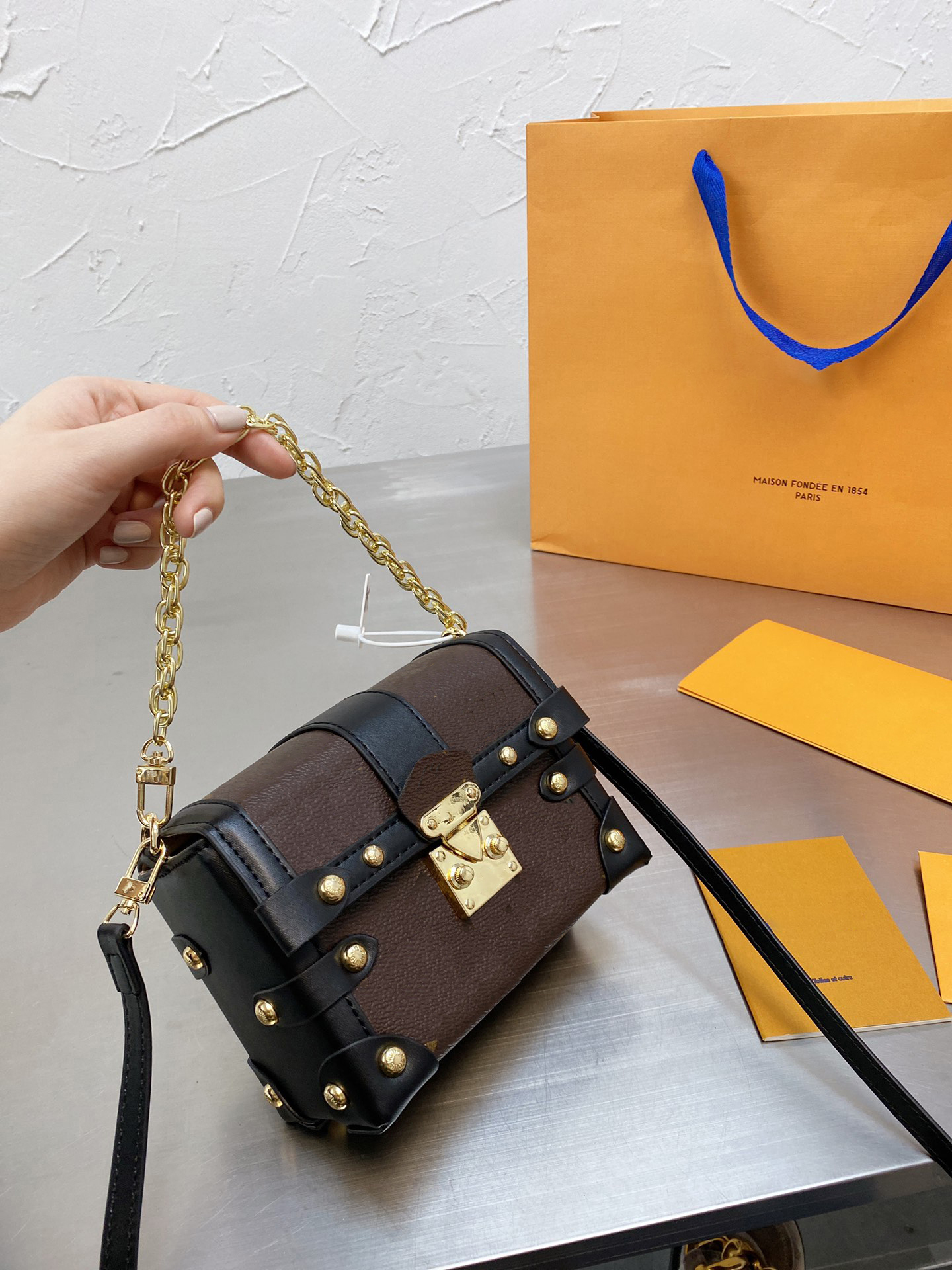 Fashion Shoulder Crossbody Bags Woman Trunk Bag Selling Designers Bags 2021 Retro Elegant High Quality Popular Luxurys Sac Padlock, Brown
Fashion Shoulder Crossbody Bags Woman Trunk Bag Selling Designers Bags 2021 Retro Elegant High Quality Popular Luxurys Sac Padlock, Brown