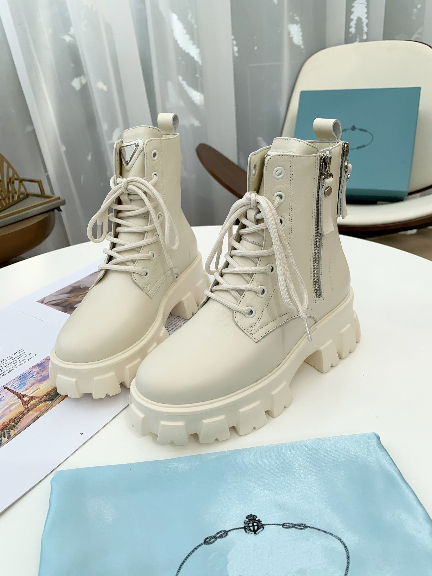 2021 Fashion high-quality luxury designer Martin Boot women's BEAUBOURG ankle boots leather bootss (dust bag + box) size 35-40, Customize
2021 Fashion high-quality luxury designer Martin Boot women's BEAUBOURG ankle boots leather bootss (dust bag + box) size 35-40, Customize