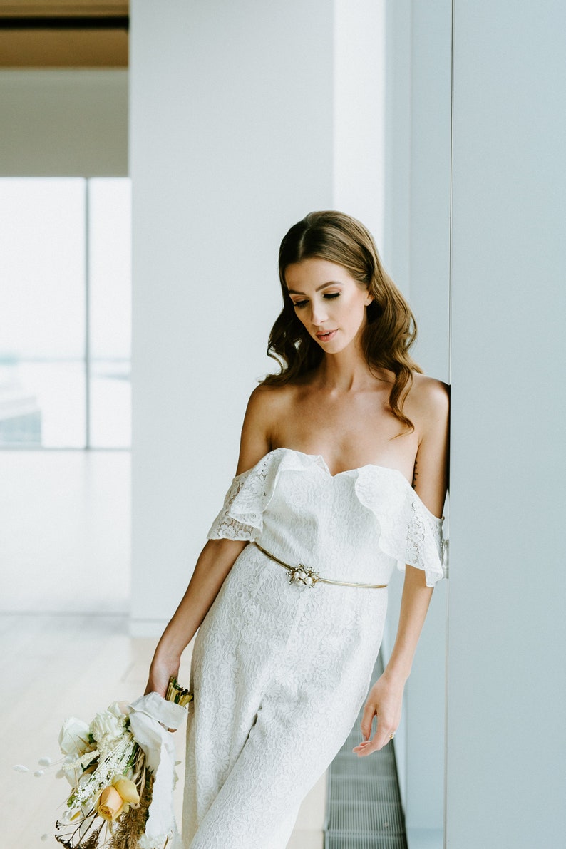 Boho Strapless Ivory Wedding Dress Bridal Jumpsuit Lace Off the Shoulder Simple Jumpsuits Wedding Gowns For Country Garden Beach 2022