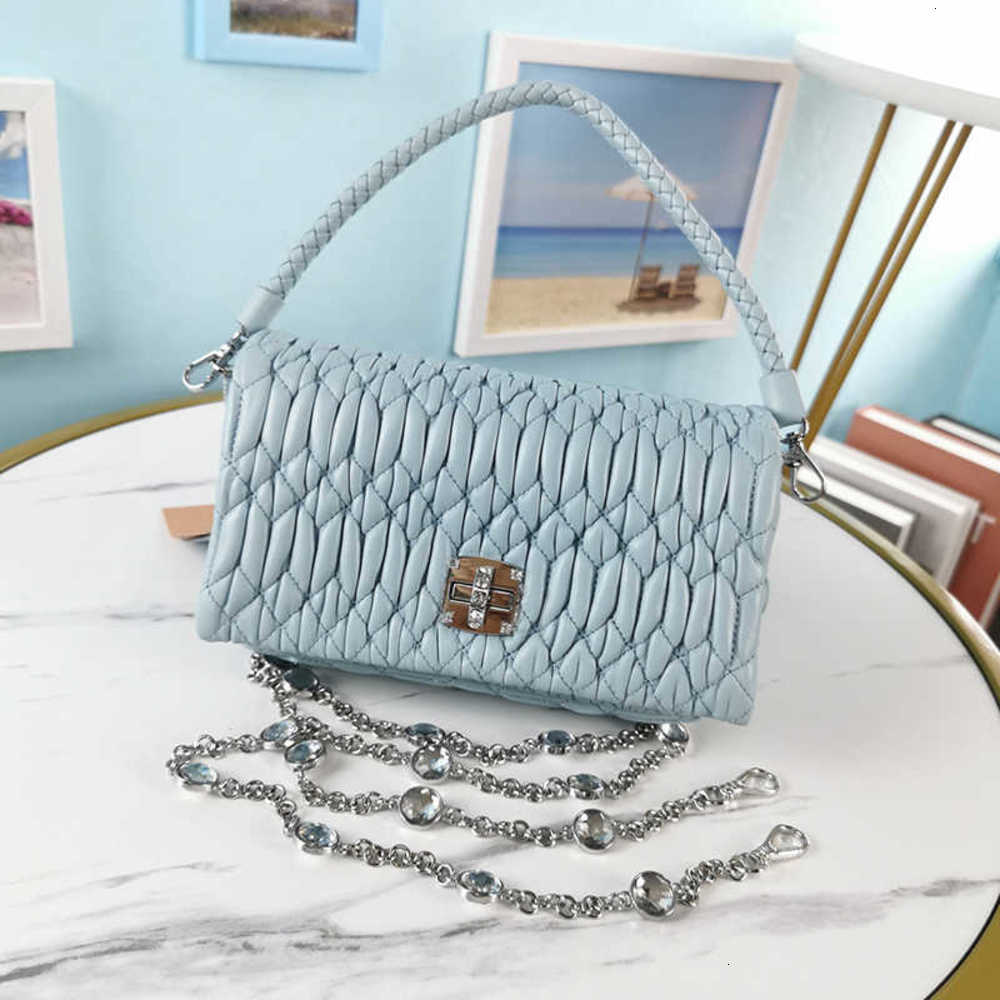 7A+Fashion New style 5BH012 women bags Imported lamb skin Braided leather hand holder Removable crystal imitation chain The leather is fine and soft
7A+Fashion New style 5BH012 women bags Imported lamb skin Braided leather hand holder Removable crystal imitation chain The leather is fine and soft