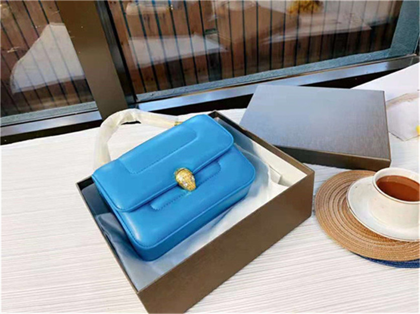 2021 Fashion catwalk brand bag luxury designer ladies handbag high-quality bags shoulder strap handbags multi-color optional delicate touch
2021 Fashion catwalk brand bag luxury designer ladies handbag high-quality bags shoulder strap handbags multi-color optional delicate touch