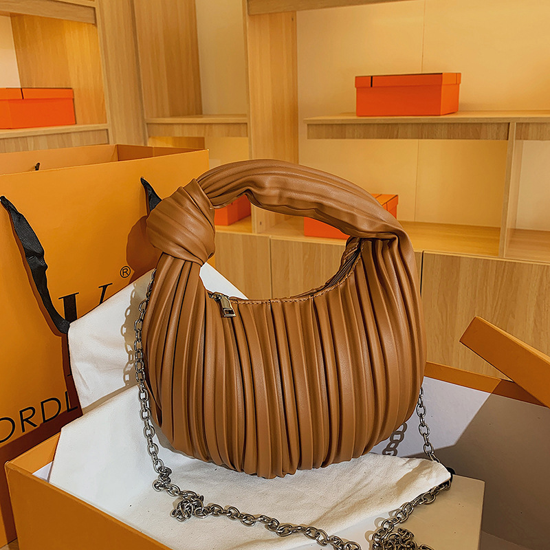 2021 New Designers fashion chain diagonal Half month bag Lady Shoulder Bags Envelope Wallets one-shoulder small Cloud bag Retro Handbag Luxu, Red;black
2021 New Designers fashion chain diagonal Half month bag Lady Shoulder Bags Envelope Wallets one-shoulder small Cloud bag Retro Handbag Luxu, Red;black