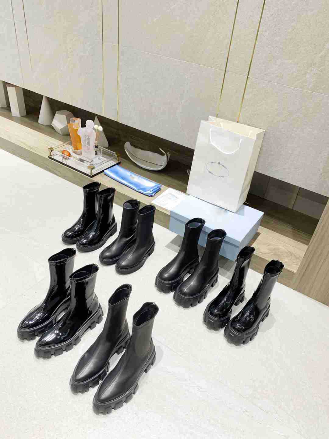 2021Designers Monolith Chelsea Boots Rois Women Patent Leather Platform Ankle Boot Black Pull-on Chunky Combat Booties Size 35-40
2021Designers Monolith Chelsea Boots Rois Women Patent Leather Platform Ankle Boot Black Pull-on Chunky Combat Booties Size 35-40