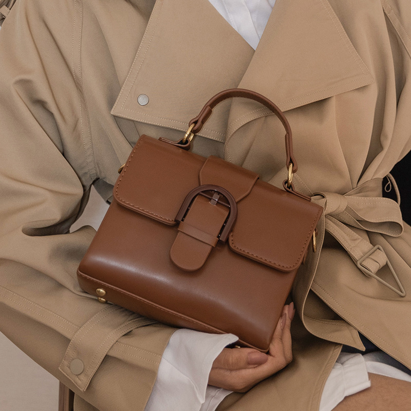 Foreign Trade Niche Designer Fashion Brand 2021 New Vachette Clasp Handbag Simple Shoulder Messenger Bag Womens Retro Small, Brown
Foreign Trade Niche Designer Fashion Brand 2021 New Vachette Clasp Handbag Simple Shoulder Messenger Bag Womens Retro Small, Brown