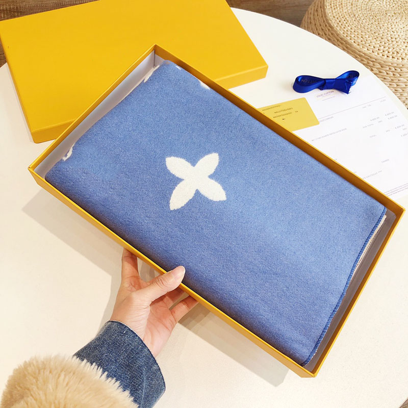 High Quality Cashmere Jacquard Scarf For Women Luxury Designer France Brand Classic Old Flower Knit Scarves Letters Lapel Head Scarfs Shawl Plaid Hijab
High Quality Cashmere Jacquard Scarf For Women Luxury Designer France Brand Classic Old Flower Knit Scarves Letters Lapel Head Scarfs Shawl Plaid Hijab