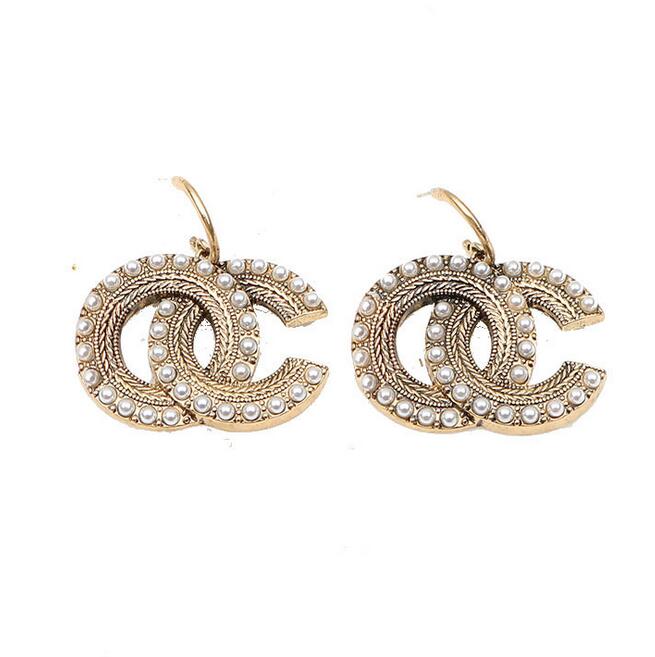 Wholesale Lots Style 18K Gold Plated Brand Designer Letters Stud Earrings Temperament Geometric Dangle Women Pearl Wedding Party Jewerlry Accessories
Wholesale Lots Style 18K Gold Plated Brand Designer Letters Stud Earrings Temperament Geometric Dangle Women Pearl Wedding Party Jewerlry Accessories