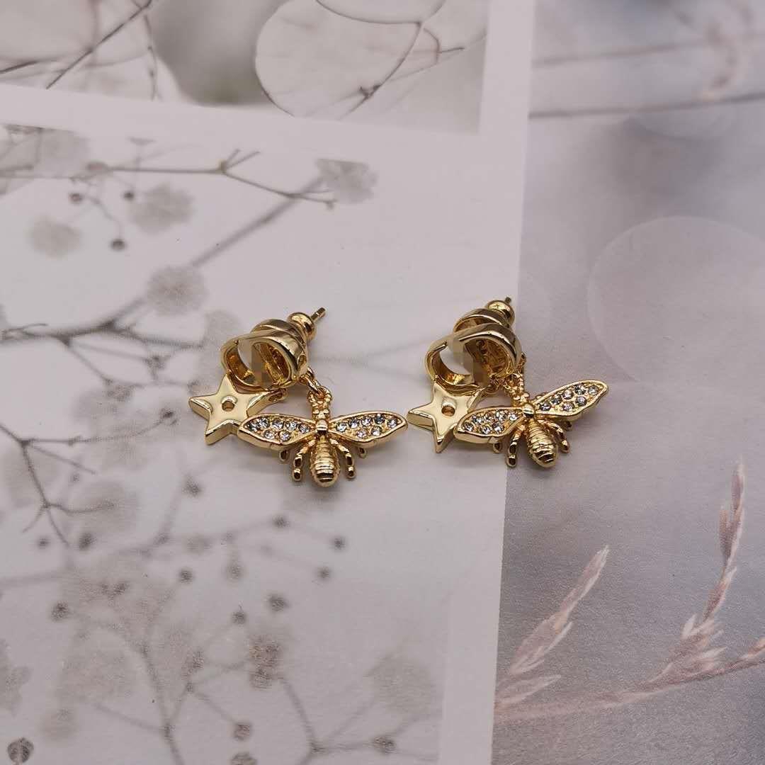 Luxury stud new classic bee star inlaid Earrings European and American temperament network red female for gifts, Golden;silver
Luxury stud new classic bee star inlaid Earrings European and American temperament network red female for gifts, Golden;silver
