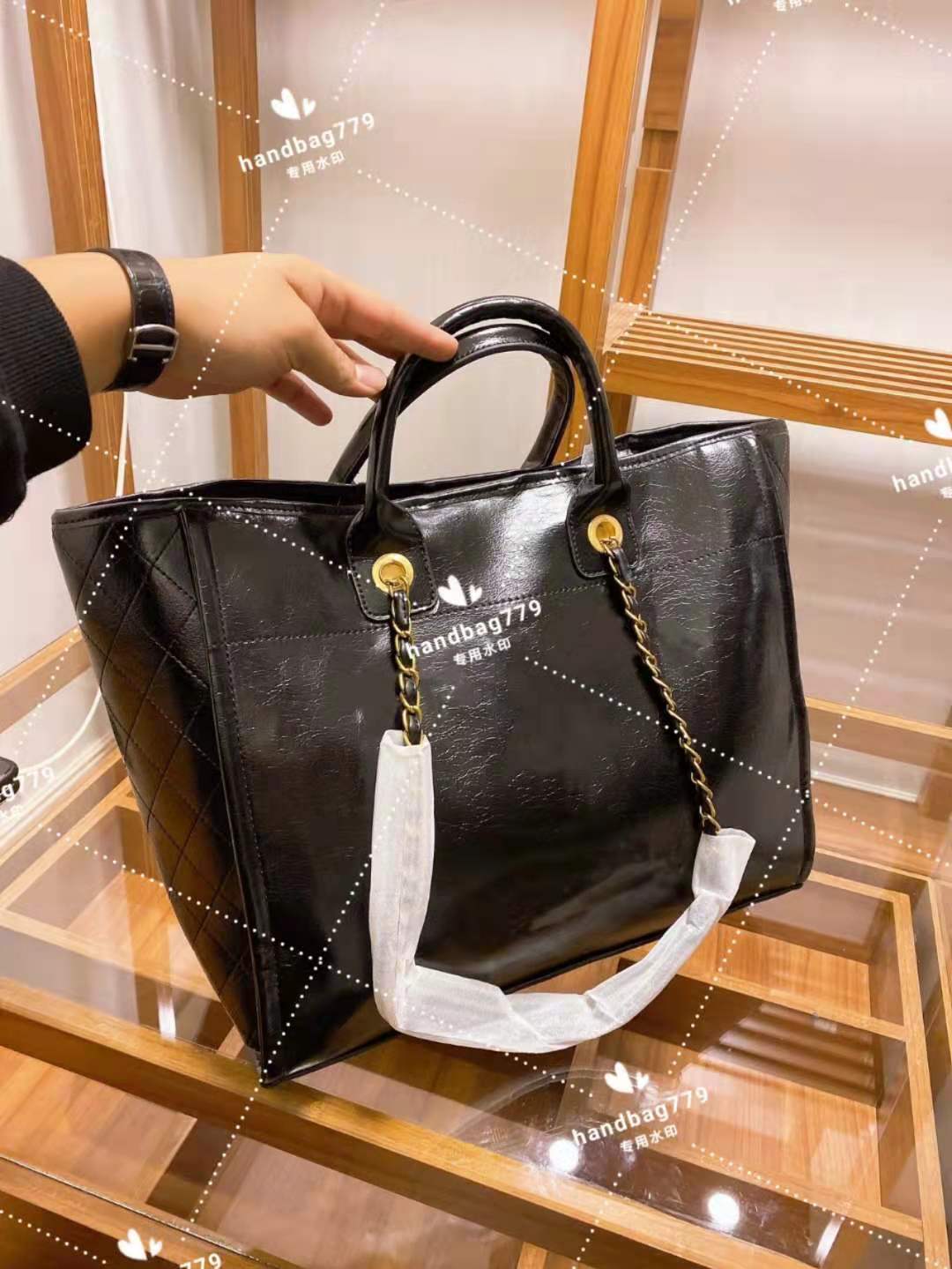 Premium Pure Black Beach Bags Unisex High quality metal LOGO pattern real leather bag body open large capacity hand travel slanting one shou
Premium Pure Black Beach Bags Unisex High quality metal LOGO pattern real leather bag body open large capacity hand travel slanting one shou