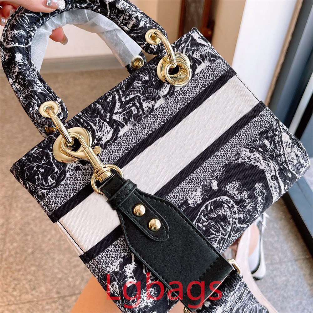 Luxurys Designer Women's Cross Body Bag Designers Handbag Classic Lettered Diagonal Crossover ShoulderBag High Quality Women Clutch Bags, Shipping packaging bag
Luxurys Designer Women's Cross Body Bag Designers Handbag Classic Lettered Diagonal Crossover ShoulderBag High Quality Women Clutch Bags, Shipping packaging bag