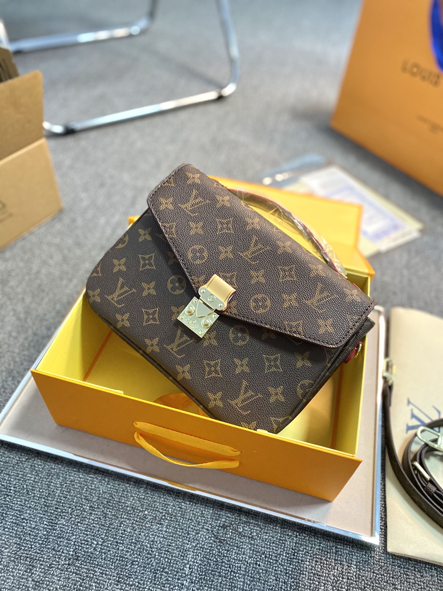 Women's Designer High Quality Classic 25cm Crossbody Métis Messenger Shoulder Bags Purses Ladies Handbag Retiro bags 2021, Yellow and brown
Women's Designer High Quality Classic 25cm Crossbody Métis Messenger Shoulder Bags Purses Ladies Handbag Retiro bags 2021, Yellow and brown