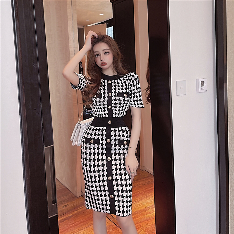 2021 Summer fashion design women's o-neck short sleeve houndtooth grid knitted high waist pencil dress knee length S L, Black;gray
2021 Summer fashion design women's o-neck short sleeve houndtooth grid knitted high waist pencil dress knee length S L, Black;gray