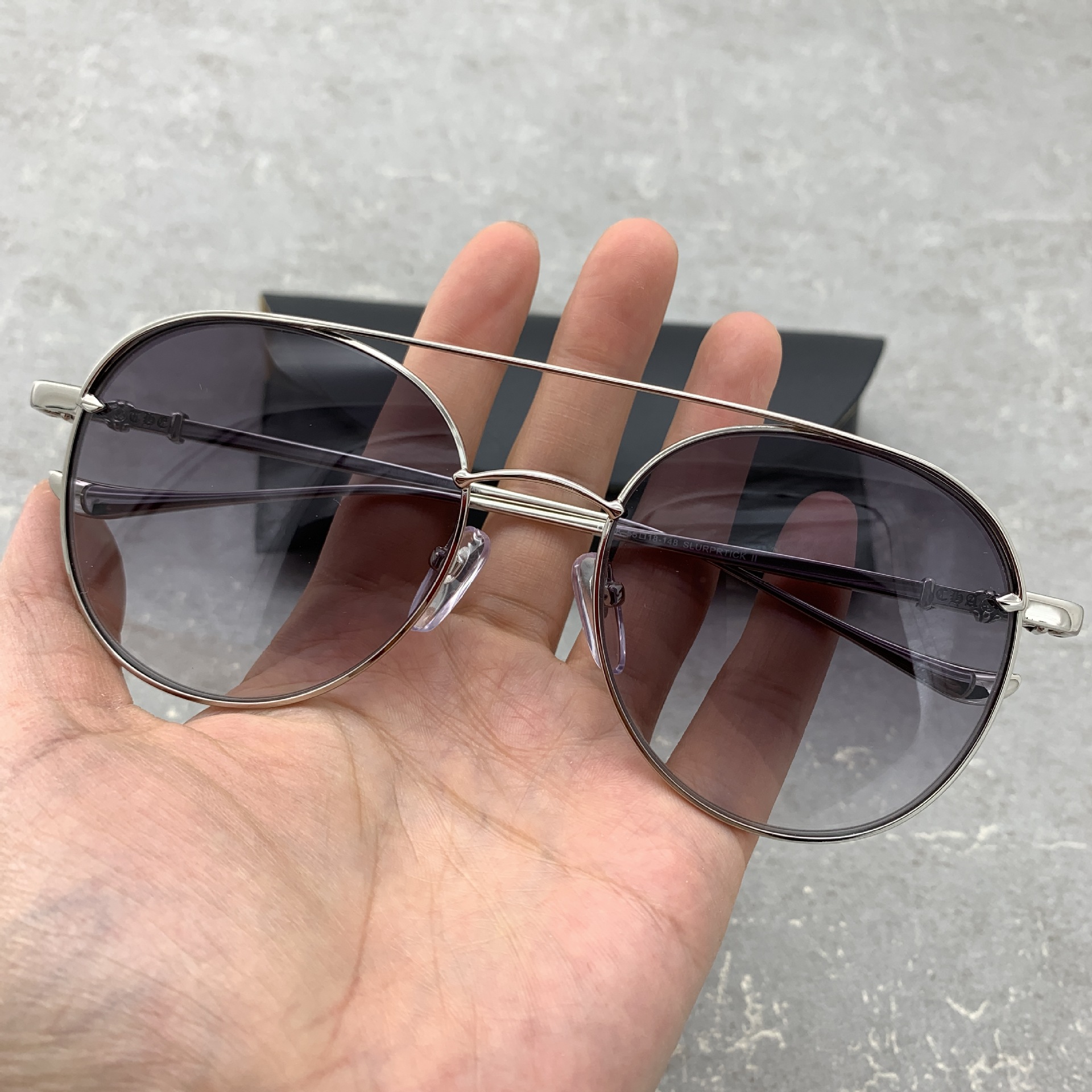 Fashion Designer Sunglasses Gray Brown Lenses Men Round Eyewear Metal Frame Eyeglasses for Women Brand Driving Sun Glasses with Original Box
Fashion Designer Sunglasses Gray Brown Lenses Men Round Eyewear Metal Frame Eyeglasses for Women Brand Driving Sun Glasses with Original Box