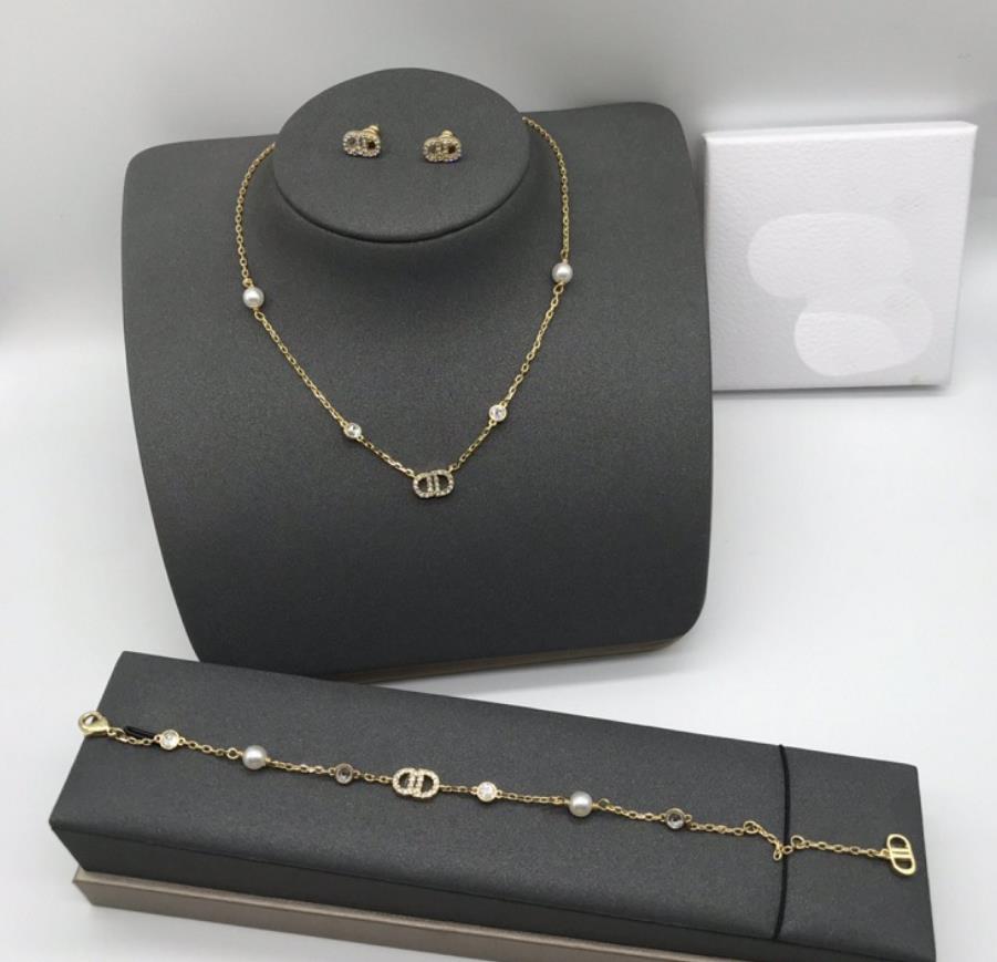 2020 new Dijia d letter temperament diamond inlaid Pearl Rhinestone Necklace Bracelet Earrings clavicle chain
2020 new Dijia d letter temperament diamond inlaid Pearl Rhinestone Necklace Bracelet Earrings clavicle chain