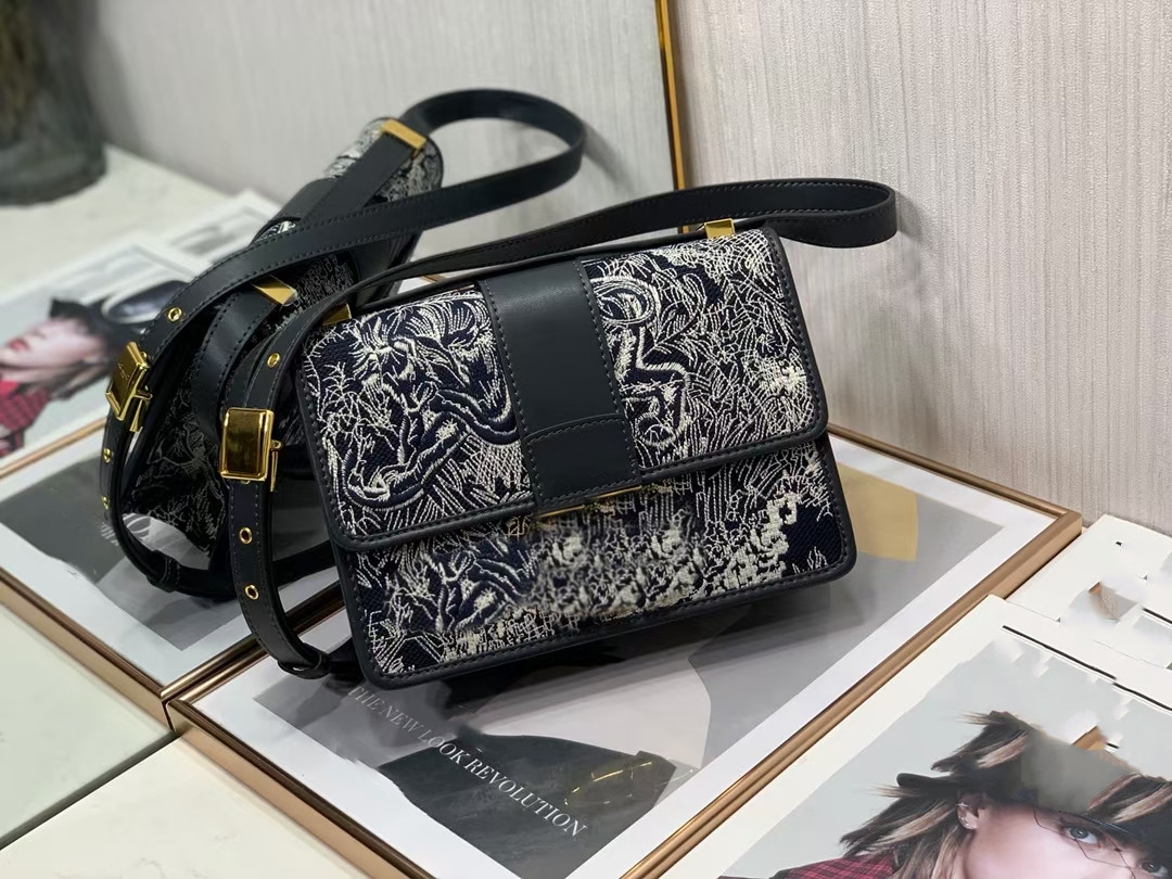 Clutch Bag Coin Purse designer Wallet Waist Handbag Bucket Portable Nylon High Quality Embroidered Leather tiger Jewelry Chain Western Style
Clutch Bag Coin Purse designer Wallet Waist Handbag Bucket Portable Nylon High Quality Embroidered Leather tiger Jewelry Chain Western Style