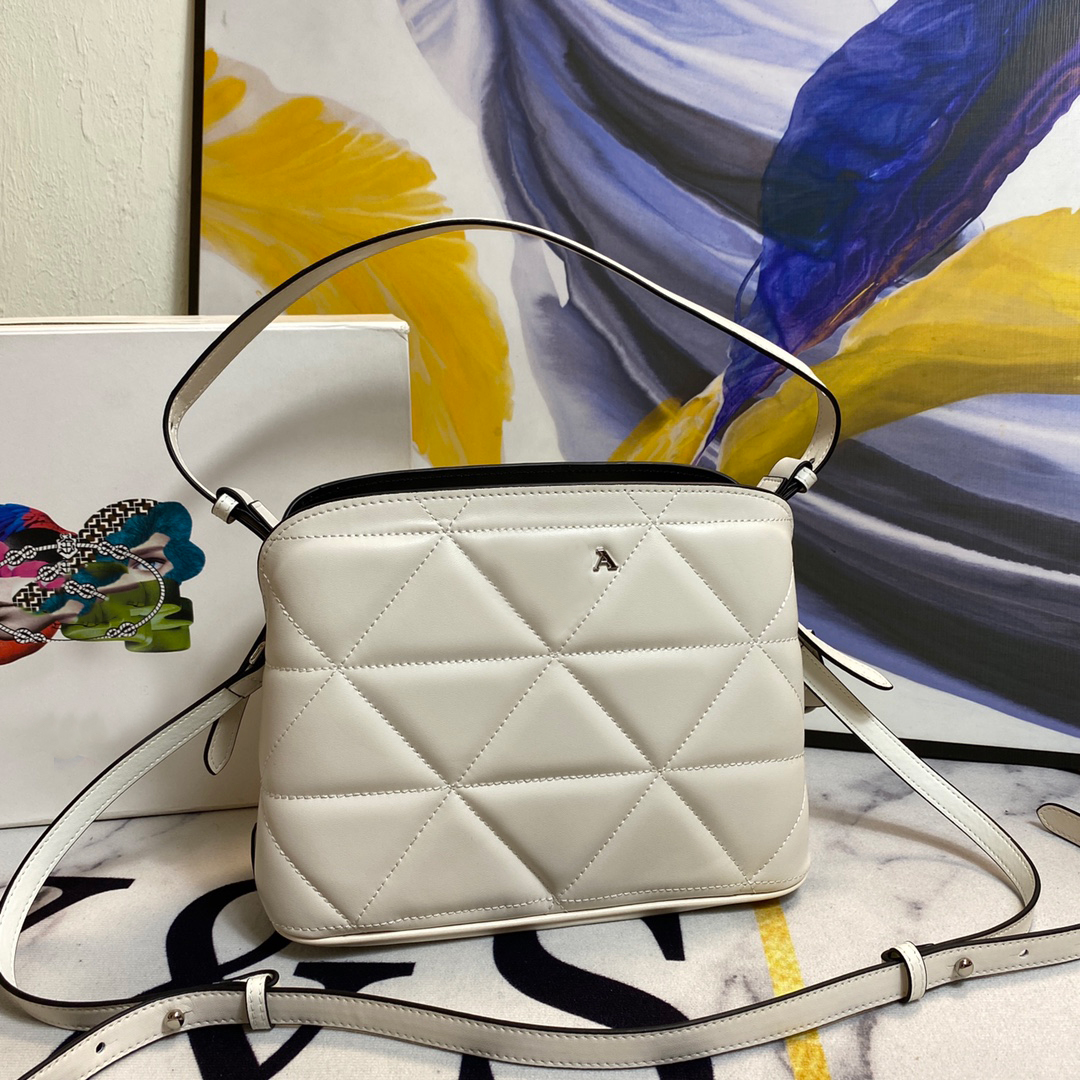 1BA249's latest ladies' hand bag Italian designer 7A high-end customized quality leisure fashion style can be straddled by one shoulder
1BA249's latest ladies' hand bag Italian designer 7A high-end customized quality leisure fashion style can be straddled by one shoulder