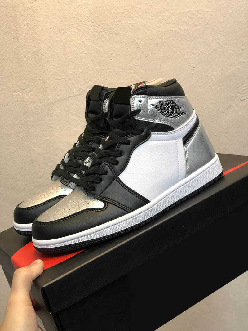 OG 1 High WMNS Silver Toe Men Basketball shoes Black White 1s Metallic Silver Mens Women Sports Sneakers Trainers
OG 1 High WMNS Silver Toe Men Basketball shoes Black White 1s Metallic Silver Mens Women Sports Sneakers Trainers