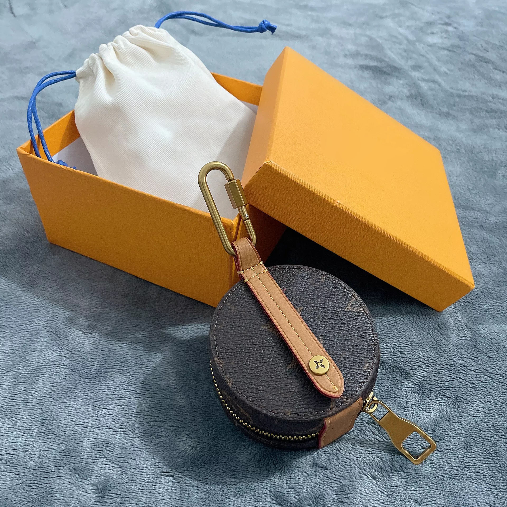 Without Gift Box Luxury Keychain Headset Bag Coin purse PU Leather Key Chain KeyRing Holder Brand Designers Brown Printing Car Pendant Buckle Men Women Accessories 
Without Gift Box Luxury Keychain Headset Bag Coin purse PU Leather Key Chain KeyRing Holder Brand Designers Brown Printing Car Pendant Buckle Men Women Accessories