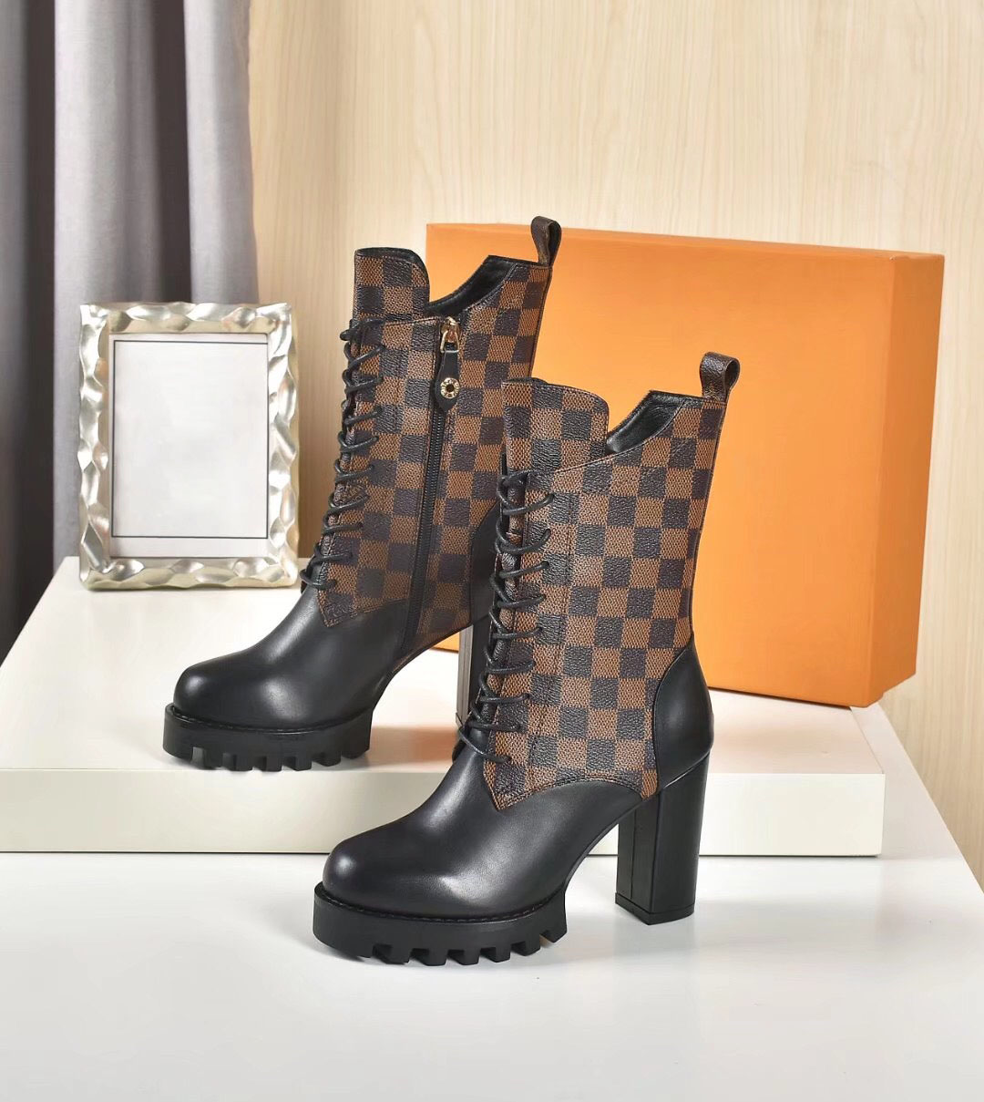 womens designer Leather Women boots Desert Boot real leathers coarse Winter designers shoes Designer Heels with box, Color:1
womens designer Leather Women boots Desert Boot real leathers coarse Winter designers shoes Designer Heels with box, Color:1