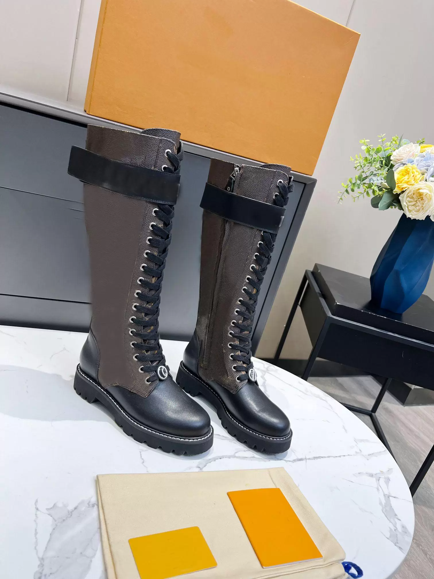 TERRITORY FLAT RANGER boots designer luxury women booties Martin leather boot 2021SIZE35-42, Box
TERRITORY FLAT RANGER boots designer luxury women booties Martin leather boot 2021SIZE35-42, Box