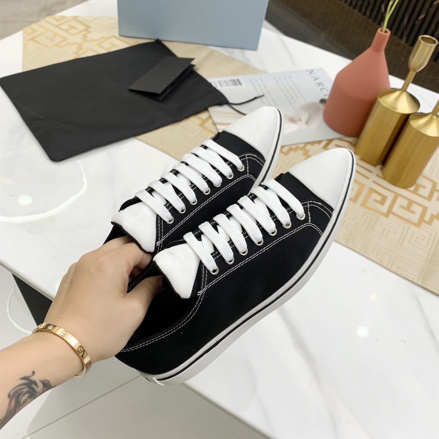 New black lace up canvas shoes Sexy and cute pointed flat bottom casual shoes Luxurious design women's concave shape fashionable matching sandshoe