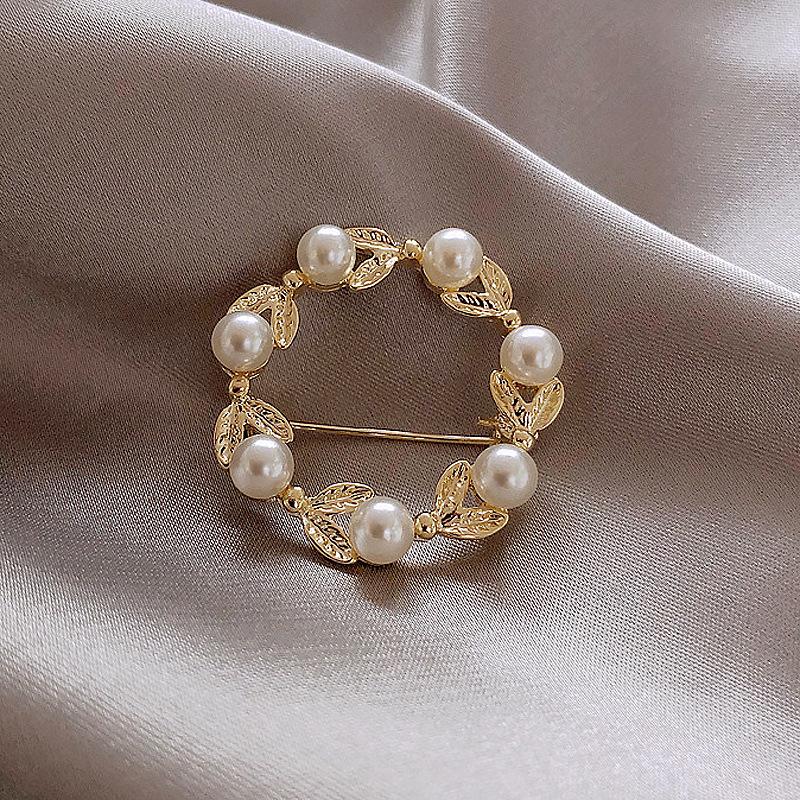 Pins, Brooches Style Golden Imitation Pearl Hollow Fashion Classic Brooch Women's Exquisite Party Gift
Pins, Brooches Style Golden Imitation Pearl Hollow Fashion Classic Brooch Women's Exquisite Party Gift