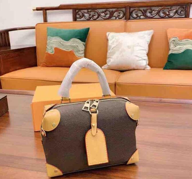Women Classic Crossbody Bag with Chain Strap Lady Shoulder Bags High Quality Girl Chest Fashion Rivet Handbags
Women Classic Crossbody Bag with Chain Strap Lady Shoulder Bags High Quality Girl Chest Fashion Rivet Handbags