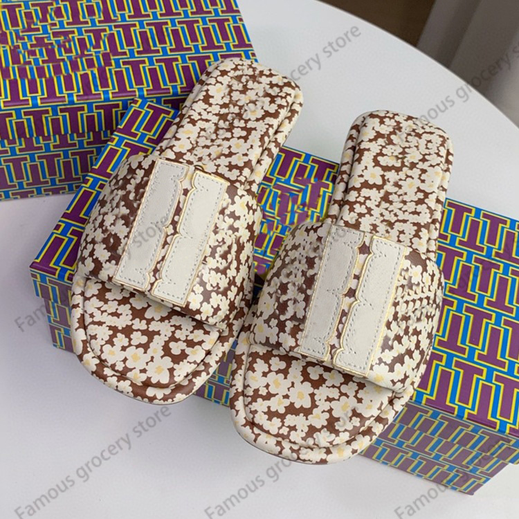 21ss European and American 35-40 Beach Women's Slippers Large Size Summer Outerwear Thick Bottom Five Colors With Original Box, Black
21ss European and American 35-40 Beach Women's Slippers Large Size Summer Outerwear Thick Bottom Five Colors With Original Box, Black