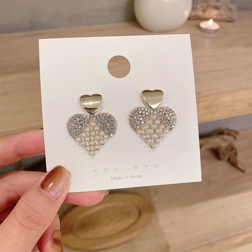 South Korea dongdamen 2021 new three-dimensional hollow pearl full diamond peach S925 silver needle Earrings female, Black
South Korea dongdamen 2021 new three-dimensional hollow pearl full diamond peach S925 silver needle Earrings female, Black