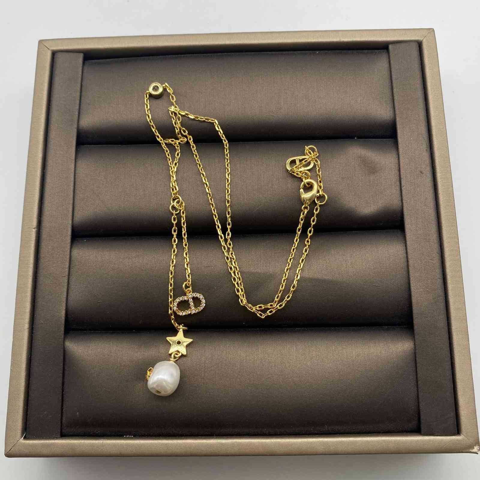 Design jewelry new star Pearl tassel length uneven Necklace female abnormity pearl letter necklace
Design jewelry new star Pearl tassel length uneven Necklace female abnormity pearl letter necklace