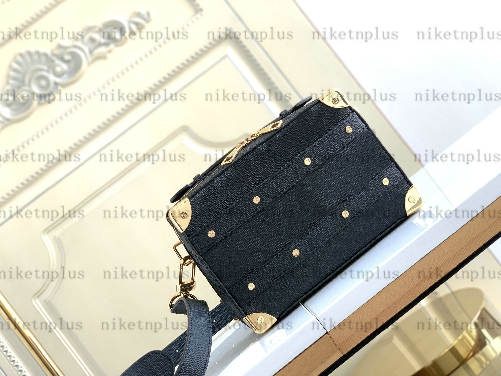 HANDLE TRUNK Silver XNBA Mens Designer Messenger Bag Black Embossed Monograms Shoulder Handbag Designers Luxurys Cross body Purse Wallets M45785 M45885
HANDLE TRUNK Silver XNBA Mens Designer Messenger Bag Black Embossed Monograms Shoulder Handbag Designers Luxurys Cross body Purse Wallets M45785 M45885