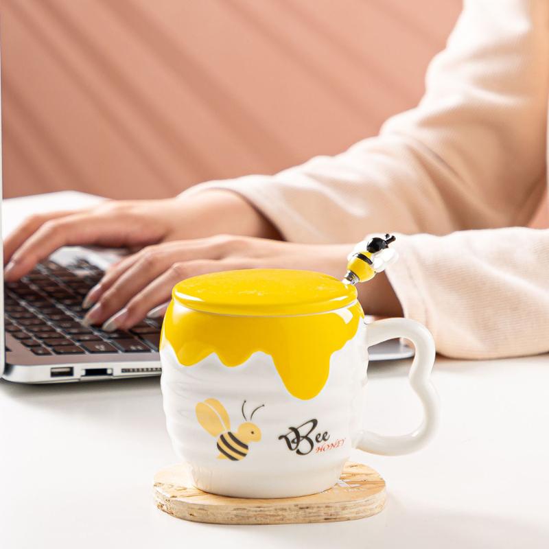 Mugs Cute Little Bee Honey Jar Ceramic Mug With Lid Spoon Coffee Cup Breakfast Personalized Gift For Relatives And Friends
Mugs Cute Little Bee Honey Jar Ceramic Mug With Lid Spoon Coffee Cup Breakfast Personalized Gift For Relatives And Friends