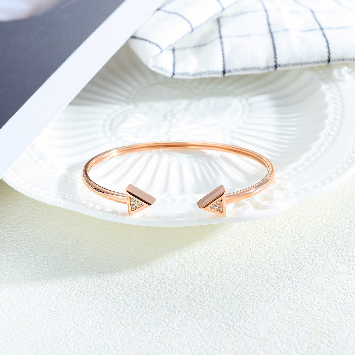 V-429 Simple Personality Open Stainless Steel Symmetrical Triangle Inlaid Brick Bracelet Women's Titanium Steel Bracelet Q0720
V-429 Simple Personality Open Stainless Steel Symmetrical Triangle Inlaid Brick Bracelet Women's Titanium Steel Bracelet Q0720