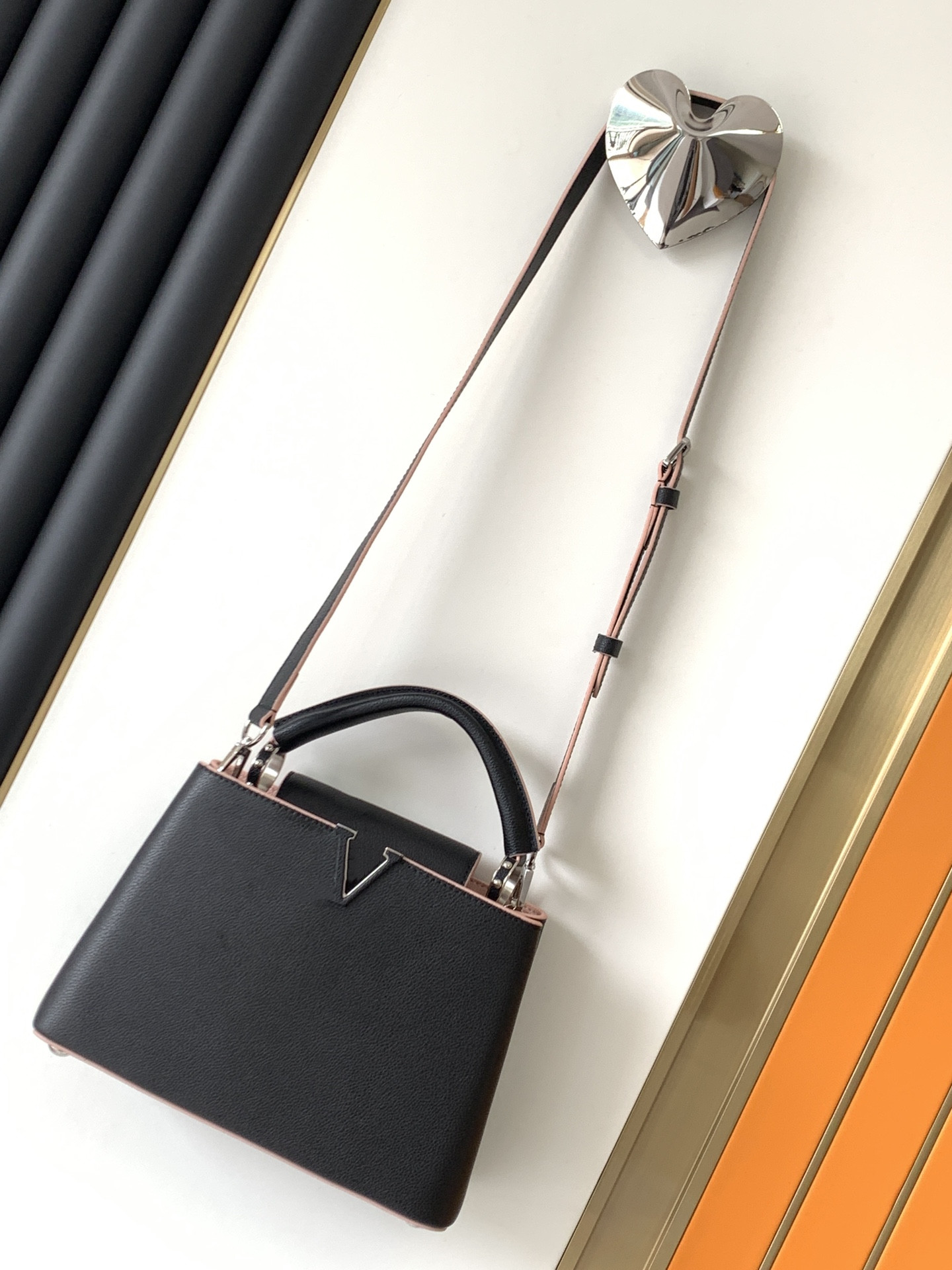 7A luxury designer flip bag women's handbag women's leather t table women's European handmade top quality matching box + dust bag + card + certificate, Black leather + pink shoulder strap
7A luxury designer flip bag women's handbag women's leather t table women's European handmade top quality matching box + dust bag + card + certificate, Black leather + pink shoulder strap