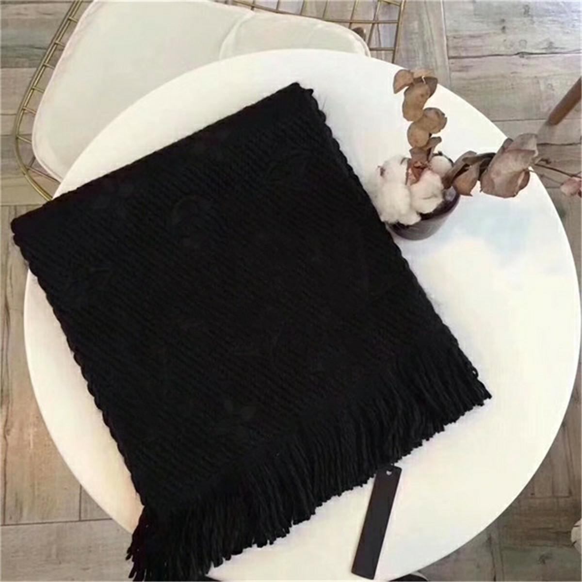 2021 Fashion designer winter scarf cashmere shawl womens letter unisex 100% wool scarves classic Wrap ladies and boys shawls with box.
2021 Fashion designer winter scarf cashmere shawl womens letter unisex 100% wool scarves classic Wrap ladies and boys shawls with box.