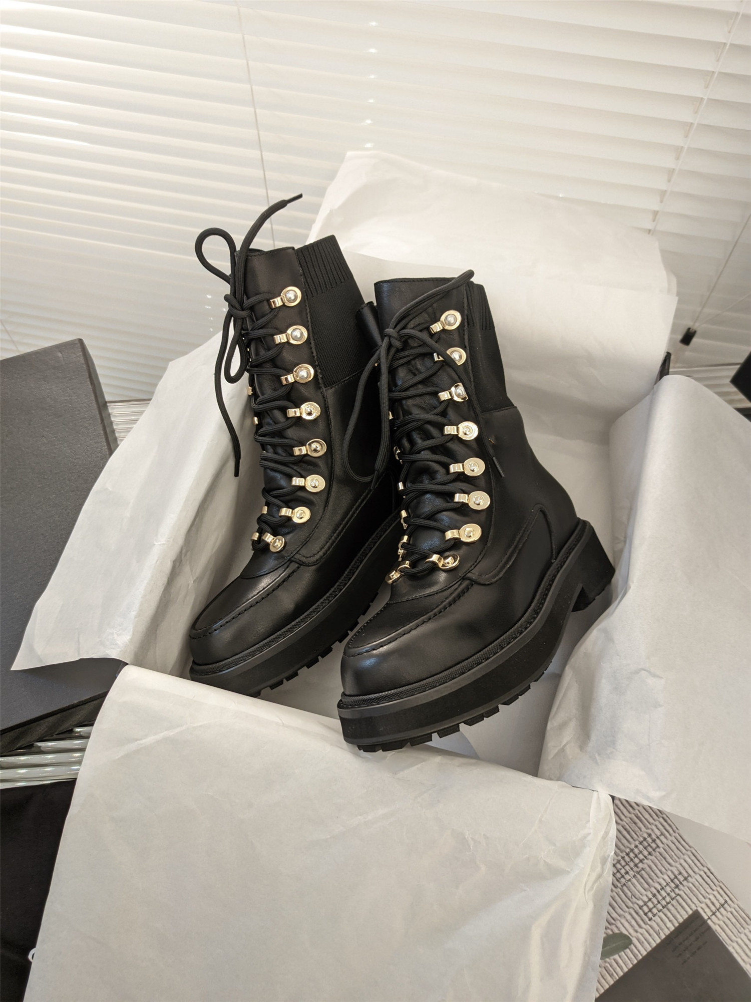 Luxury boots leather top classic pattern women's thick heel fashion casual party wedding ankle calf Boot European veteran brand designer Shoe, Box
Luxury boots leather top classic pattern women's thick heel fashion casual party wedding ankle calf Boot European veteran brand designer Shoe, Box