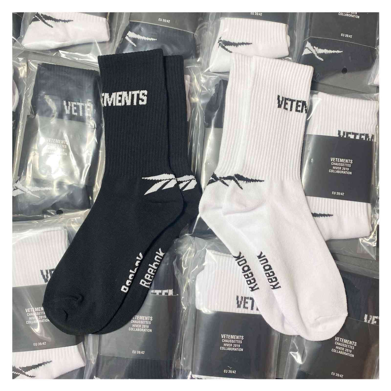 0A0Z brand vate classic Fashion co name letter net red street sports black and white cotton men's and women's middle tube socks
0A0Z brand vate classic Fashion co name letter net red street sports black and white cotton men's and women's middle tube socks