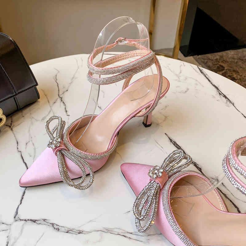 Sandals Black female sandals summer pink fairy-style crystal stiletto bow heels with diamonds A0K5, 1# shoe box
Sandals Black female sandals summer pink fairy-style crystal stiletto bow heels with diamonds A0K5, 1# shoe box