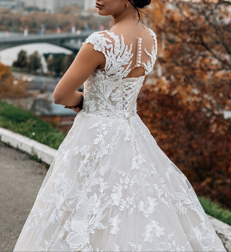 2021 White A Line Wedding Dresses Plus Size Bridal Gowns Jewel Neck Appliques Covered Button Sleeveless Vestios De Novia