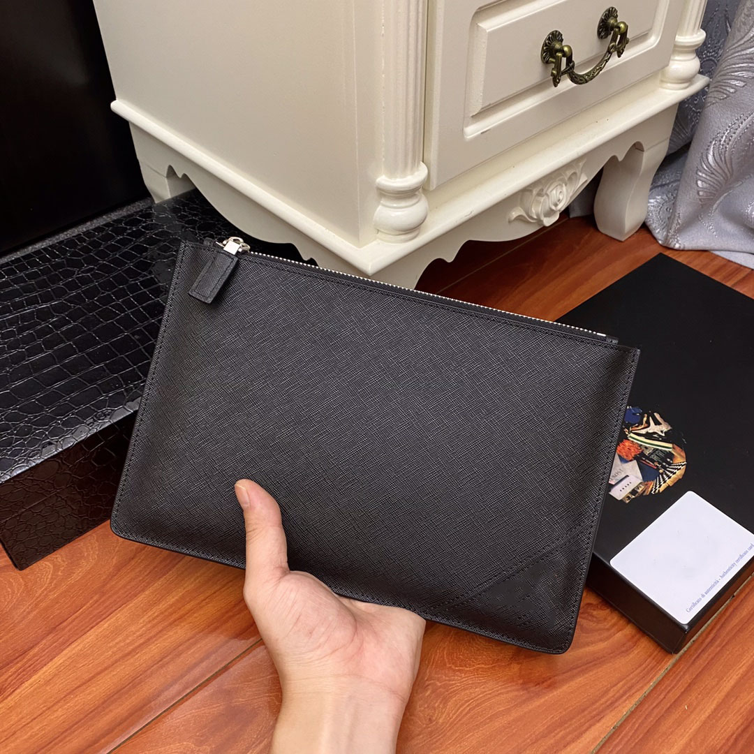 High-quality men Wallets & Holders Leather three-piece set chain fashion with box size: 28*18*3 cm136
High-quality men Wallets & Holders Leather three-piece set chain fashion with box size: 28*18*3 cm136