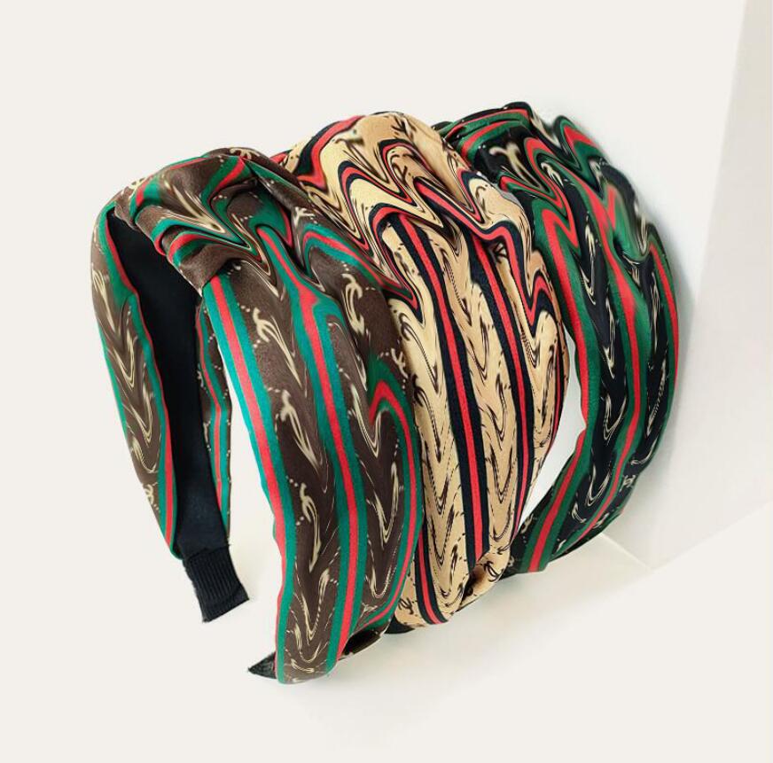 2021ss Luxury High Quality Leather Hairband Letter Printing Wide Edge Brand Designer Headband for Women Outdoor Sports Breathable Headwear Accessories
2021ss Luxury High Quality Leather Hairband Letter Printing Wide Edge Brand Designer Headband for Women Outdoor Sports Breathable Headwear Accessories