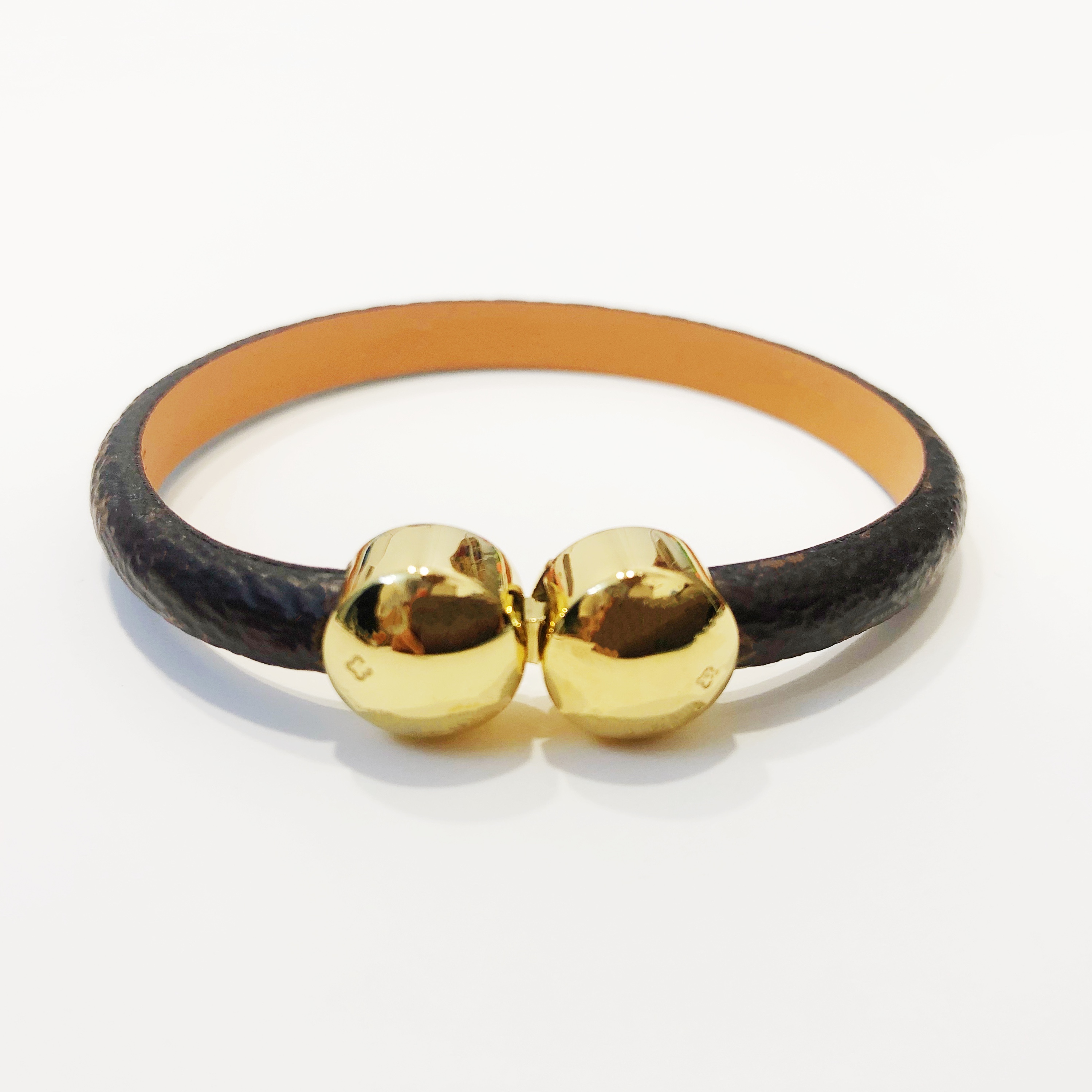 Double round buckle leather plaid bracelets 18K gold Ettike leather charm Bracelets for women fashion Jewelry famous brand name, White
Double round buckle leather plaid bracelets 18K gold Ettike leather charm Bracelets for women fashion Jewelry famous brand name, White