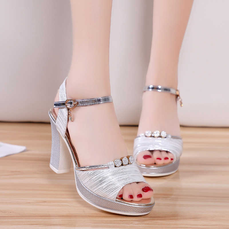 Platform Women Sandals Fashion Buckle Strap Bohemian Ladies Sandals for Women Shoes Square High Heels Bling Gold Silver Shoes Y0721
Platform Women Sandals Fashion Buckle Strap Bohemian Ladies Sandals for Women Shoes Square High Heels Bling Gold Silver Shoes Y0721