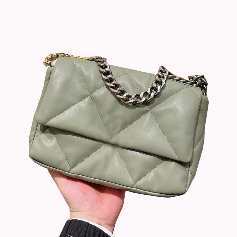2021 Autumn Winter 19 Fashion Flap Bags 4 colors Choose Aged Silver Hardware Cross Body Shoulder Large Capacity Purse Chain Totes Famous Des
2021 Autumn Winter 19 Fashion Flap Bags 4 colors Choose Aged Silver Hardware Cross Body Shoulder Large Capacity Purse Chain Totes Famous Des