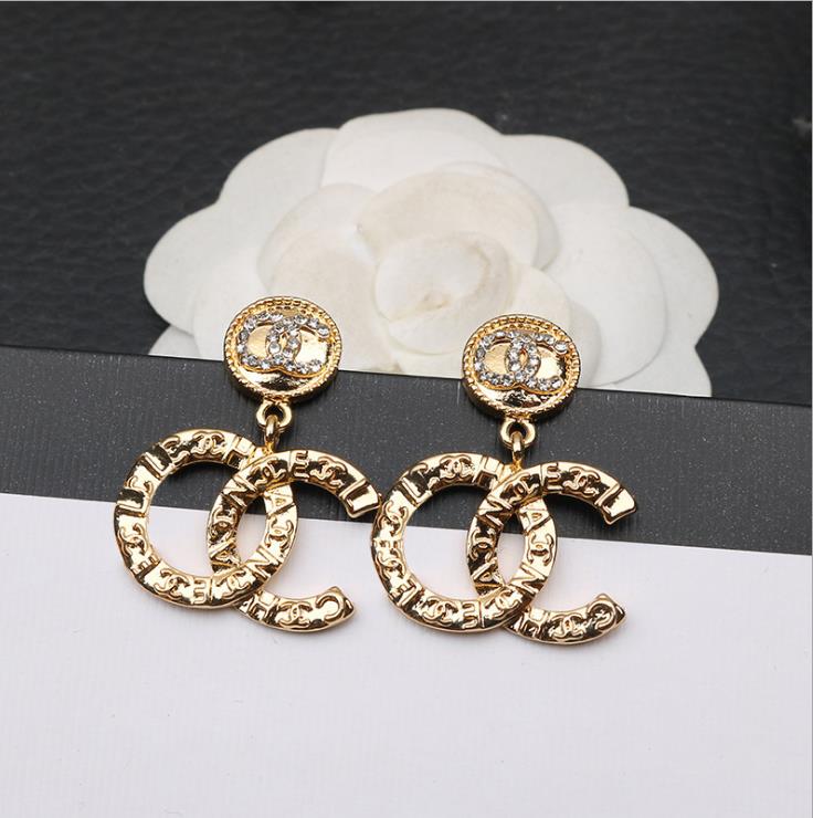 New lettered embossed gold-plated earrings with elegant temperament 925 Earrings, Golden
New lettered embossed gold-plated earrings with elegant temperament 925 Earrings, Golden