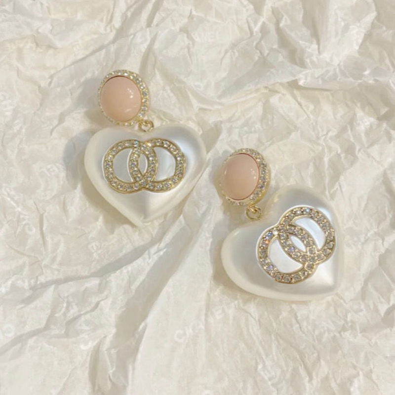Heart Designers Ear Stud Luxurys women's Earrings Classic Love EarS Girl Earring White Jewelry Accessories High quality fashion earloop for Lady good nice
Heart Designers Ear Stud Luxurys women's Earrings Classic Love EarS Girl Earring White Jewelry Accessories High quality fashion earloop for Lady good nice